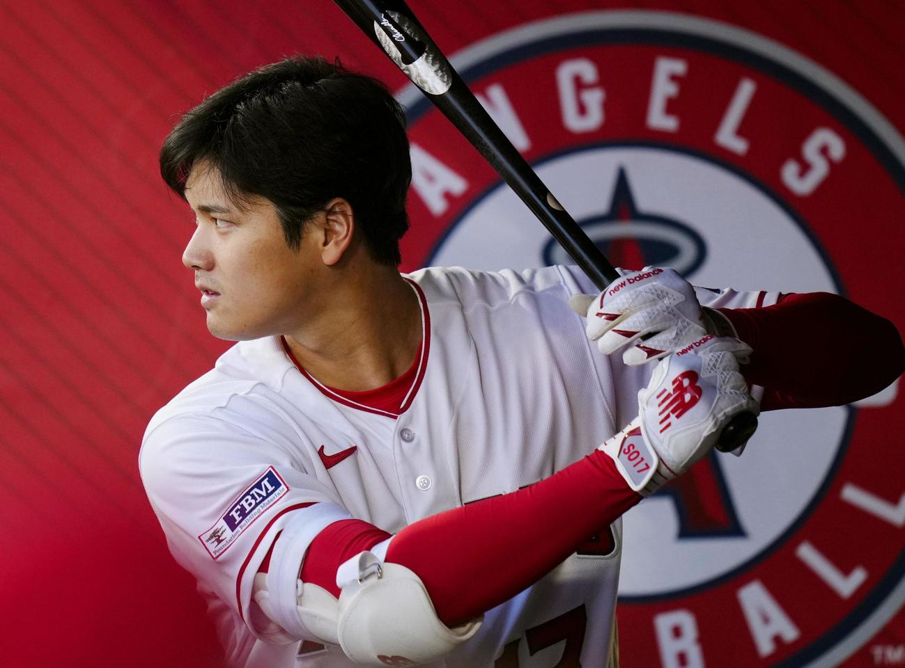 アストロズ戦の3回、打席に備えるエンゼルス・大谷＝アナハイム（共同）
