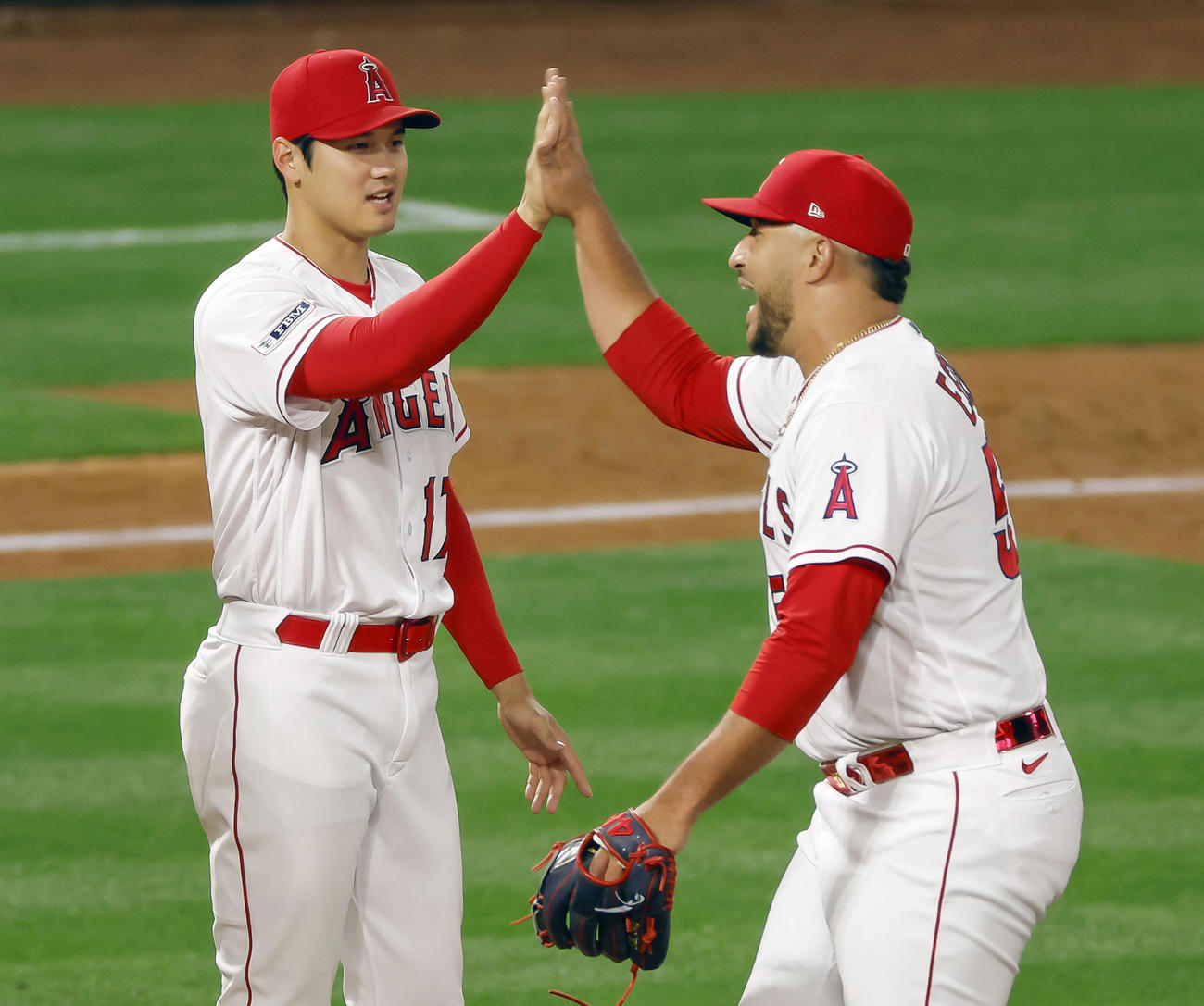 アストロズに勝利し、9回を締めたエステベス（右）とタッチを交わすエンゼルス・大谷＝アナハイム（共同）