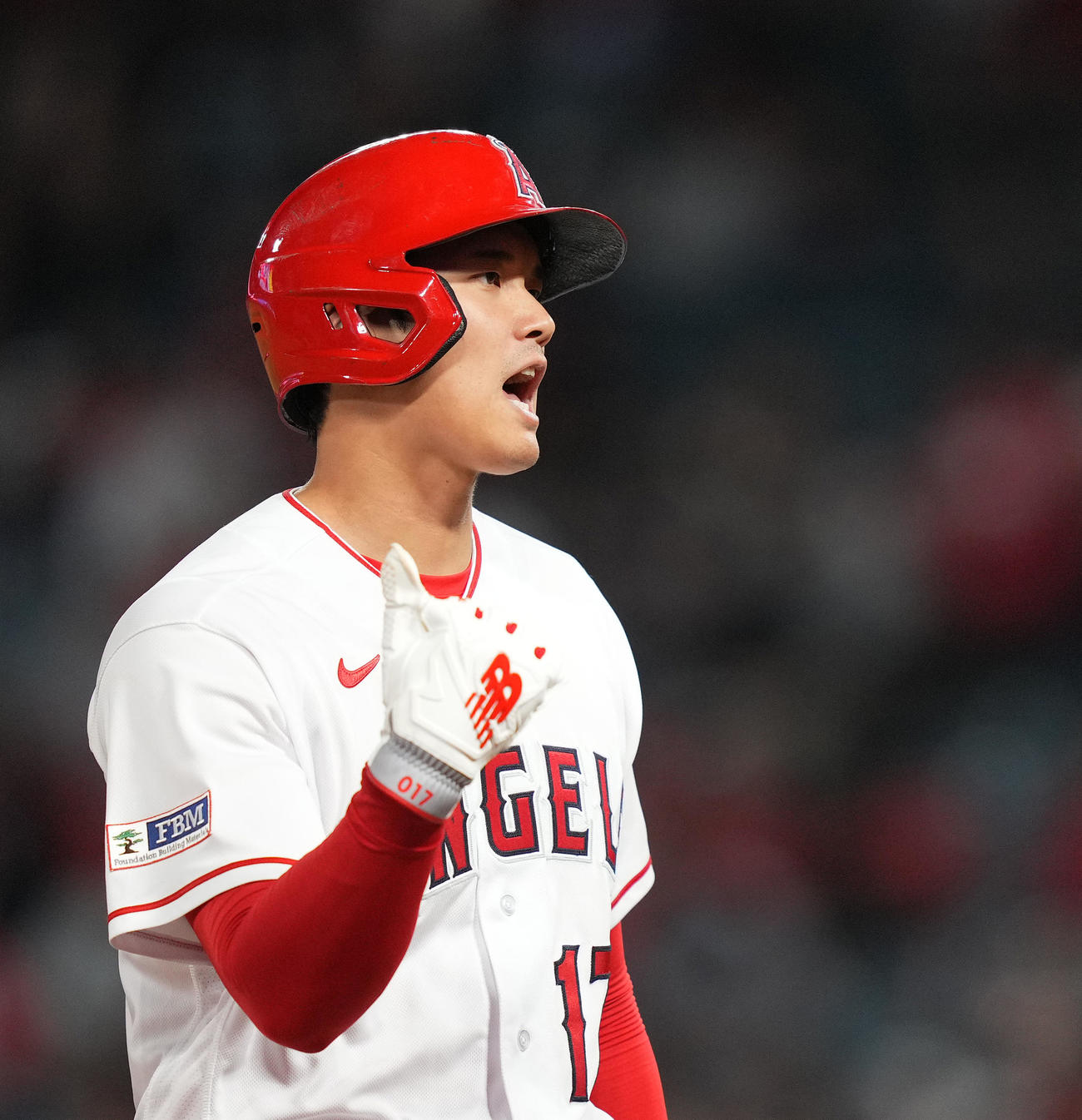 エンゼルス対アストロズ　5裏エンゼルス1死三塁、右適時二塁打を放った大谷翔平は、相手の投手交代の間にベンチに向かって声を上げる（撮影・菅敏）