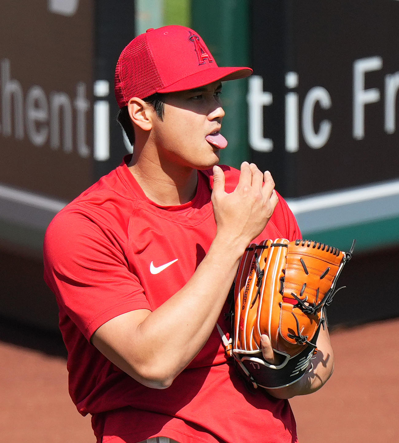 エンゼルス対アストロズ　試合前の練習中に舌を出す大谷（撮影・菅敏）