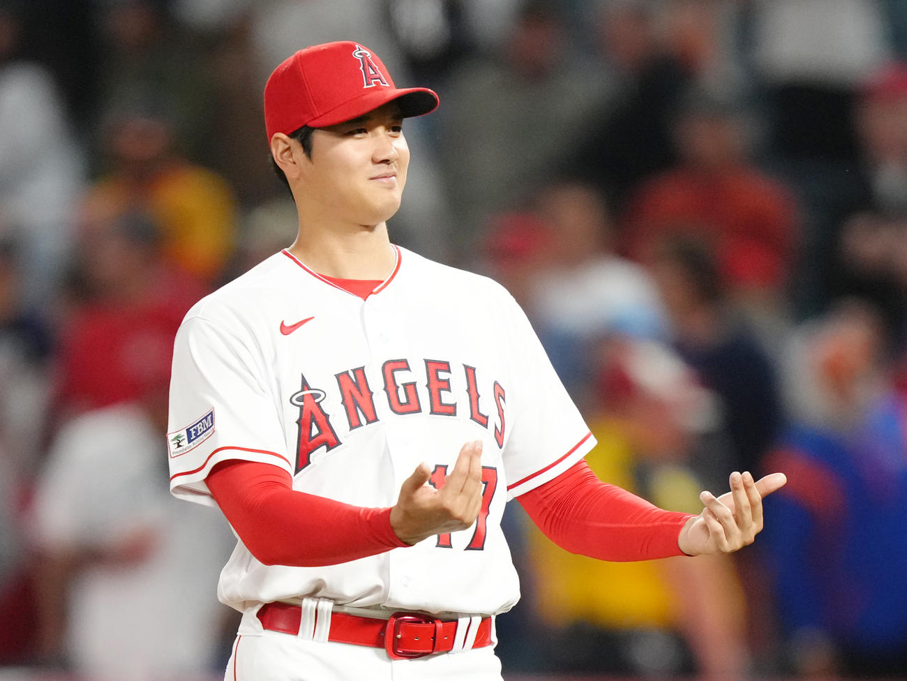 アストロズに勝利しフィールドに入るエンゼルス大谷は、ナインを呼び寄せる（撮影・菅敏）