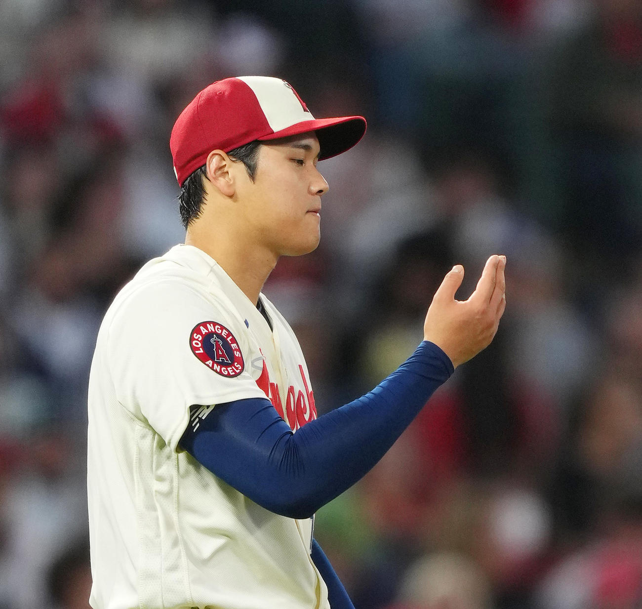 エンゼルス対アストロズ　5回、右手を気にする大谷（撮影・菅敏）