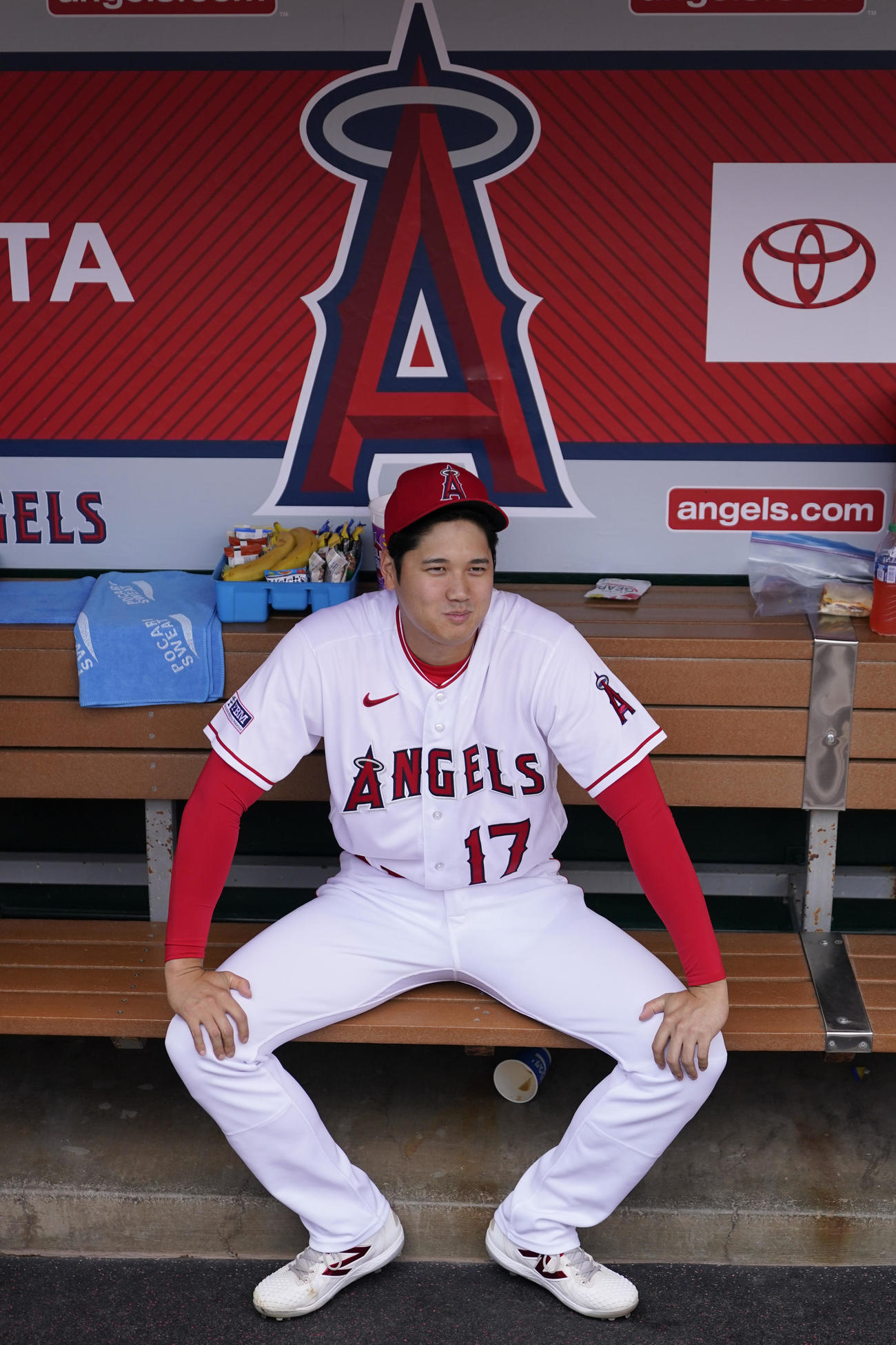 試合前、ベンチに腰をおろす大谷翔平（AP）