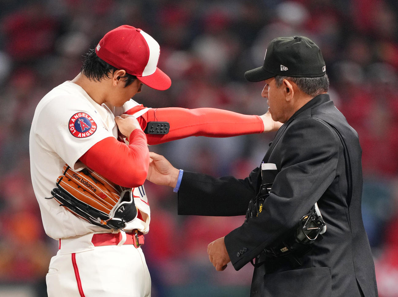 4月11日、球審にピッチコムを見せるエンゼルス大谷（左）