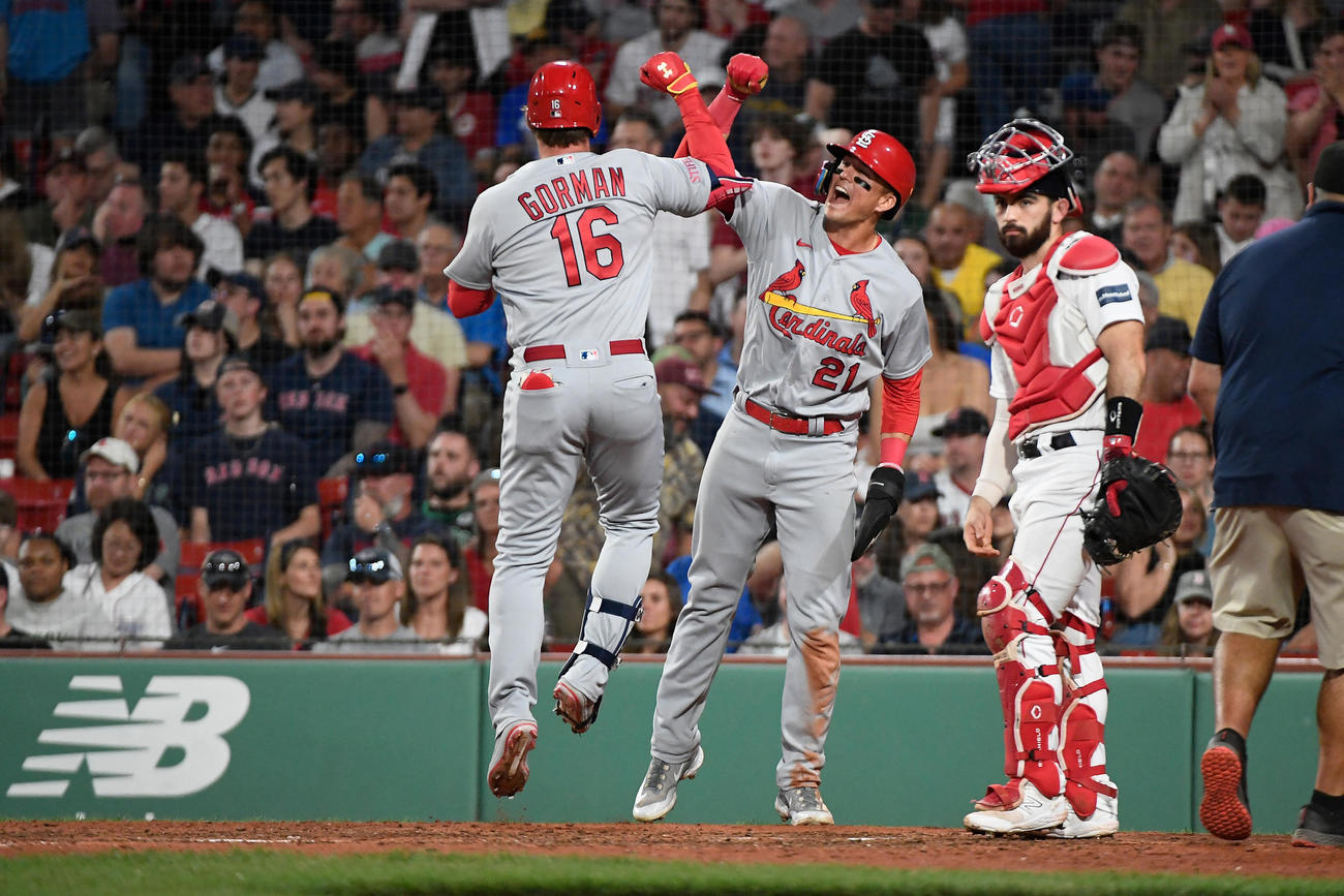 9回、本塁打を放ったゴーマン（左）とタッチをかわすヌートバー（USA TODAY Sports＝ロイター）
