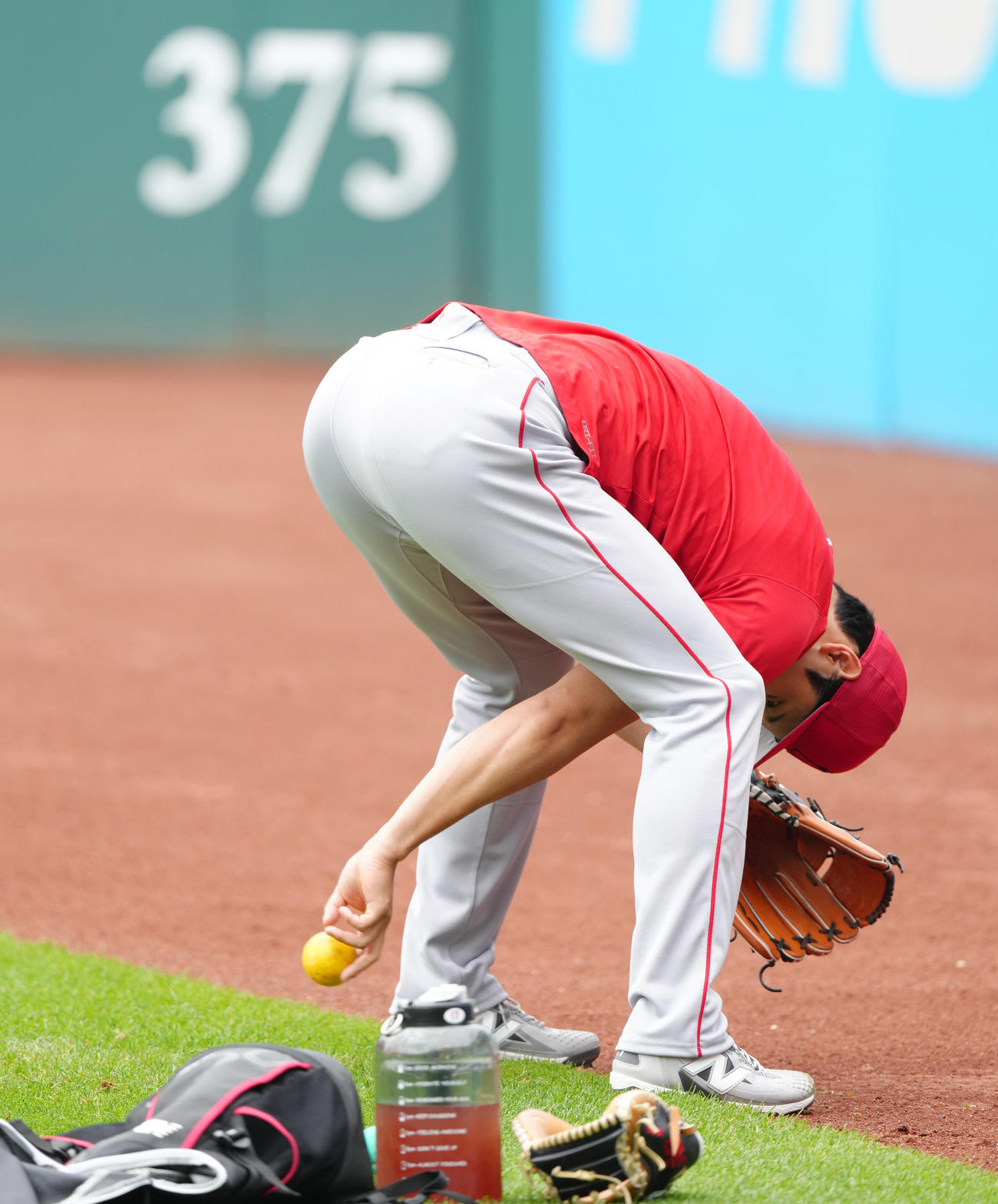 ガーディアンズ対エンゼルス　試合前、調整するエンゼルス大谷は、おどけて水原通訳に向かって投げる（撮影・菅敏）