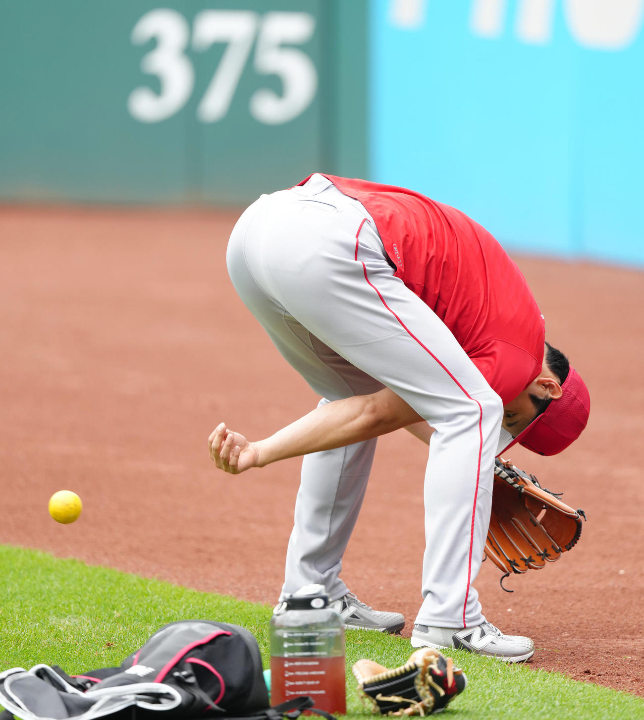 ガーディアンズ対エンゼルス　試合前、調整するエンゼルス大谷は、おどけて水原通訳に向かって投げる（撮影・菅敏）