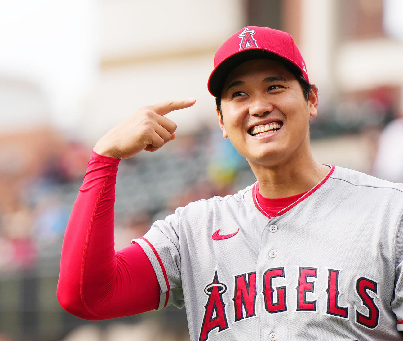 ガーディアンズ対エンゼルス　試合前、アップをするエンゼルス大谷は、ナインに向かってポーズをとる（撮影・菅敏）