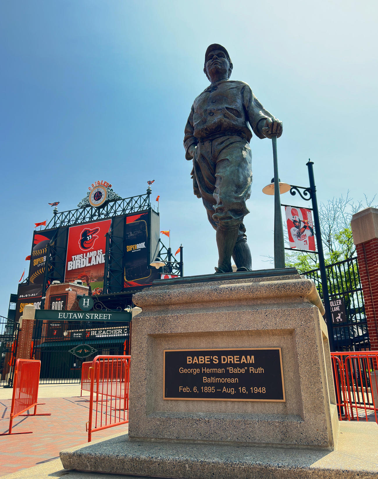 オリオールパーク・アット・カムデンヤーズに設置されているベーブ・ルースの銅像（撮影・菅敏）