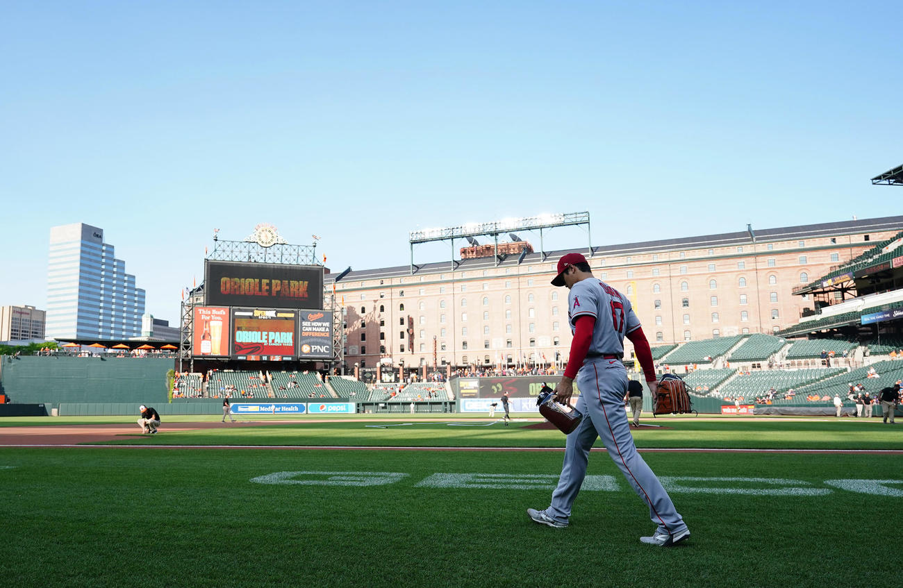 オリオールズ対エンゼルス　試合開始前、フィールドに登場するエンゼルス大谷（撮影・菅敏）