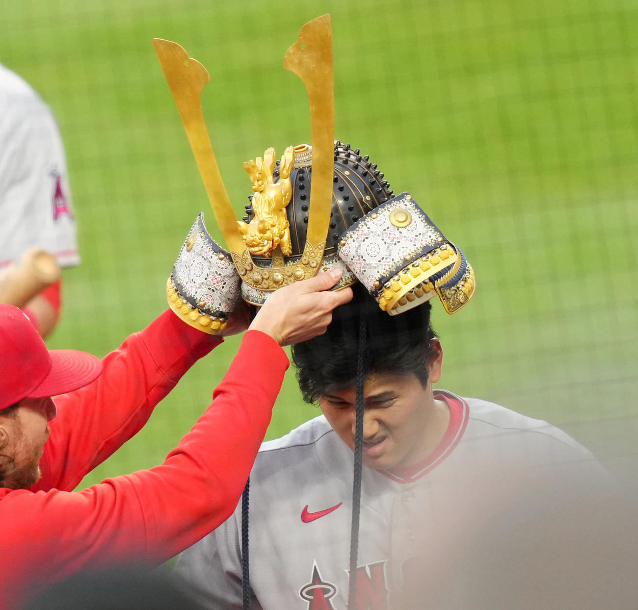 オリオールズ対エンゼルス　4回表エンゼルス1死一、二塁、右越えに3点本塁打を放ち、かぶとをかぶる大谷（右）（撮影・菅敏）