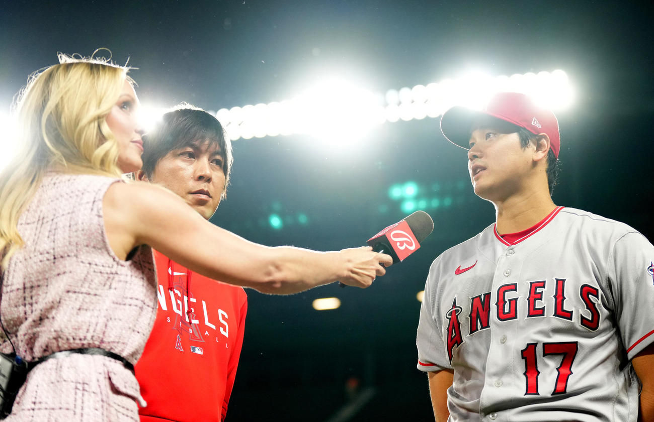オリオールズ対エンゼルス　試合後、テレビ局のインタビューに応じる大谷（右）（撮影・菅敏）