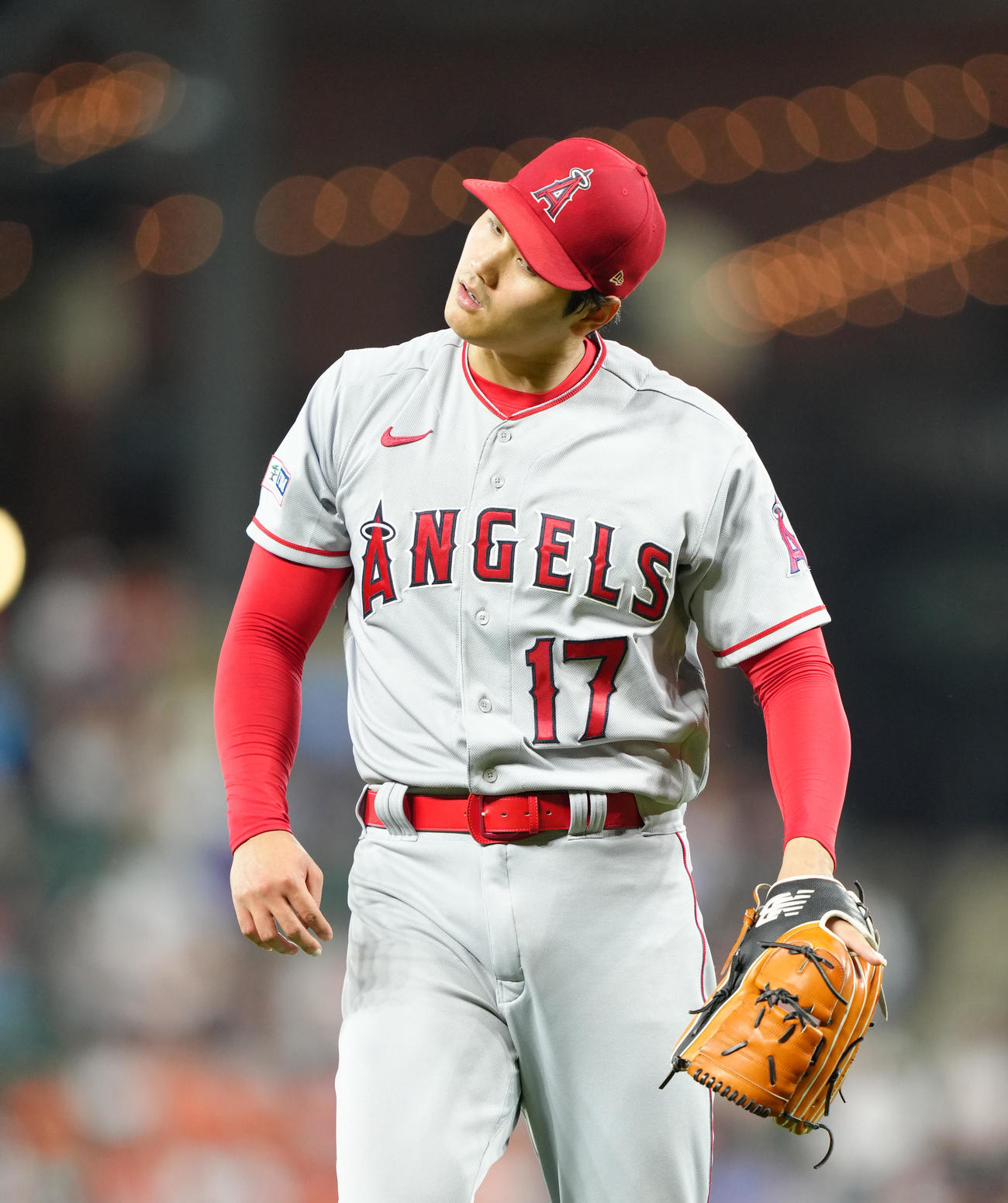 オリオールズ対エンゼルス　5回の投球を終え、首を気にしながらベンチに戻る大谷（撮影・菅敏）