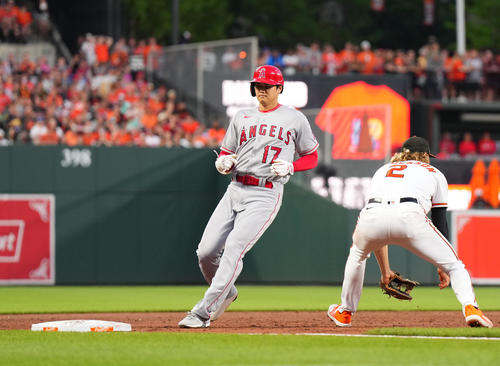 オリオールズ対エンゼルス　5回表エンゼルス2死、右中間に三塁打を放ち、三塁に到達する大谷（撮影・菅敏）