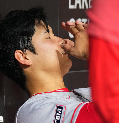 オリオールズ対エンゼルス　9回、サイクル安打達成を逃したエンゼルス大谷は、ベンチに戻り頭を抱える（撮影・菅敏）