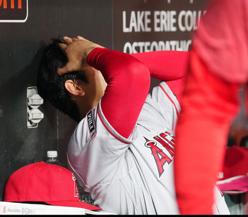 オリオールズ対エンゼルス　9回、サイクル安打達成を逃したエンゼルス大谷は、ベンチに戻り頭を抱える（撮影・菅敏）