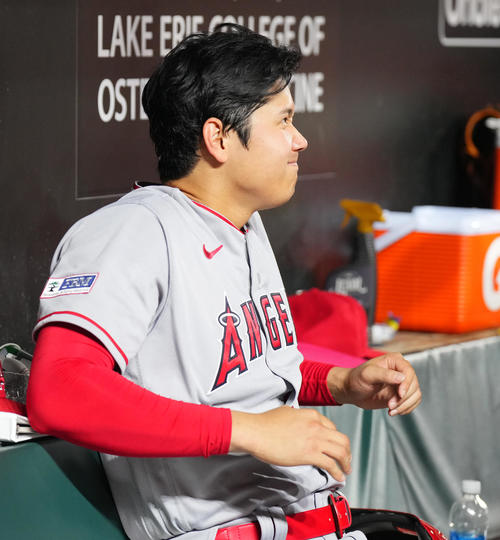 オリオールズ対エンゼルス　9回、サイクル安打達成を逃したエンゼルス大谷は、ベンチに戻り厳しい表情を見せる（撮影・菅敏）