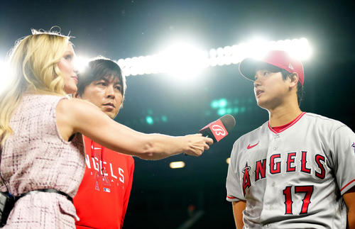 オリオールズ対エンゼルス　試合後、テレビ局のインタビューに応じる大谷（右）（撮影・菅敏）