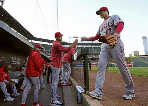 オリオールズ戦の1回を投げ終え、ベンチに戻るエンゼルス・大谷（共同）