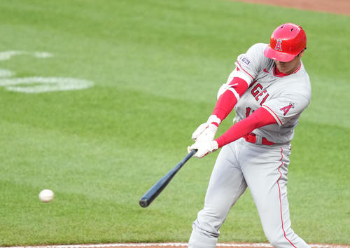 オリオールズ対エンゼルス　3回表エンゼルス1死、中前打を放つ大谷（撮影・菅敏）