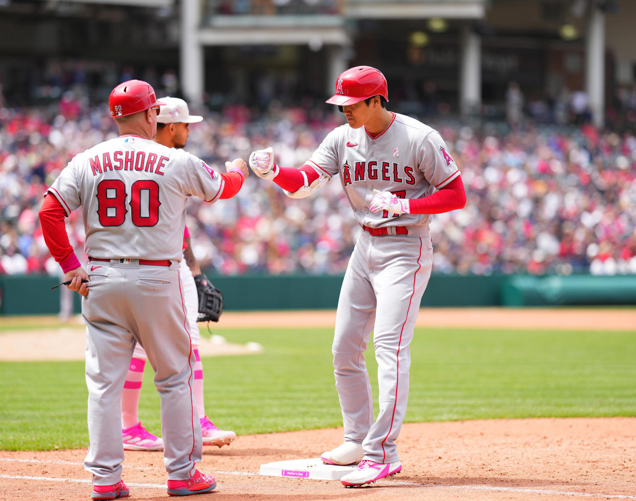 ガーディアンズ対エンゼルス　9回表エンゼルス無死一、三塁、中適時打を放ち、タッチをする大谷（右）（撮影・菅敏）