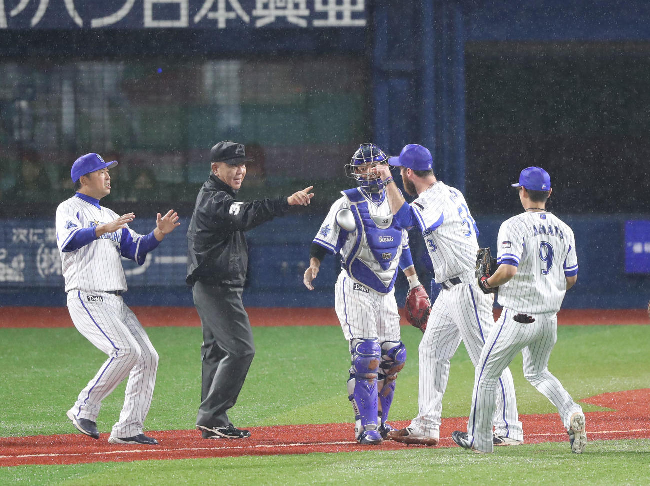 巨人岡本への死球を巡る判定で、審判に抗議するパットン（2018年9月14日撮影）