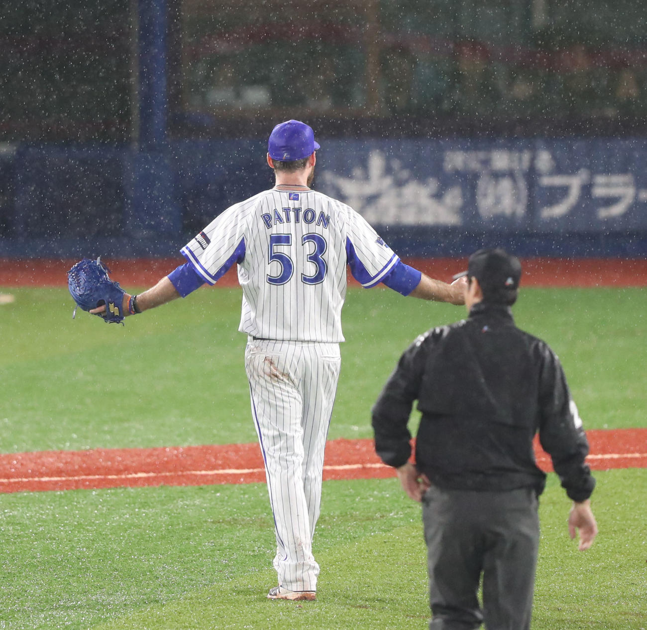巨人岡本への死球を巡る判定で、審判に抗議するパットン（2018年9月14日撮影）