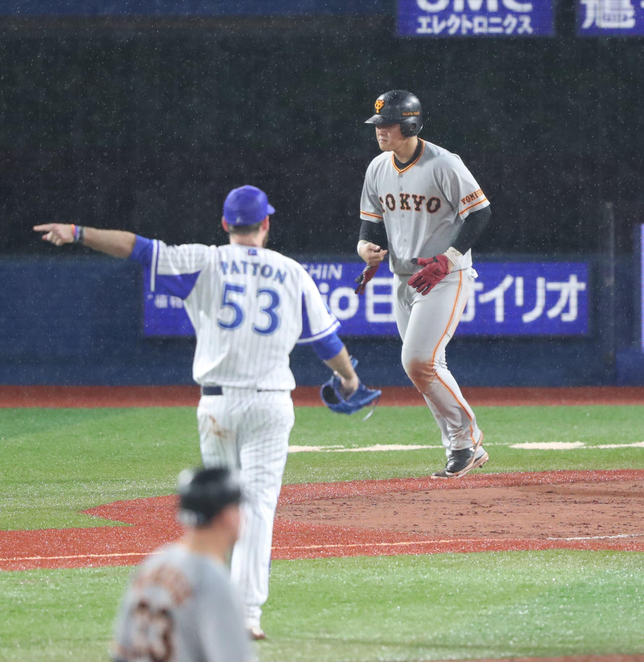 巨人岡本への死球を巡る判定で、審判に抗議するパットン（2018年9月14日撮影）