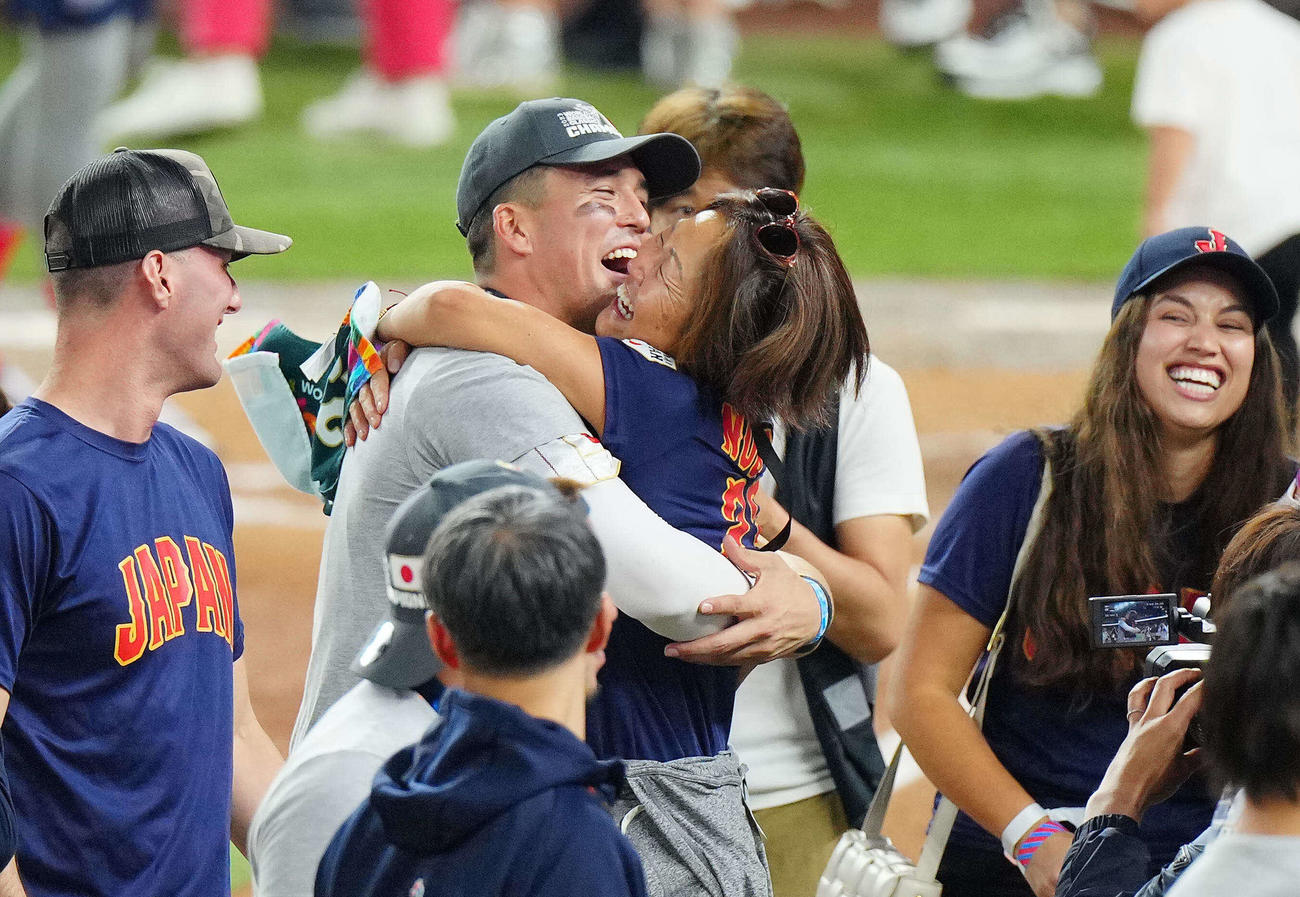 WBC優勝でヌートバー（中央左）は母久美子さん（同右）と笑顔で抱き合う（2023年3月21日撮影）