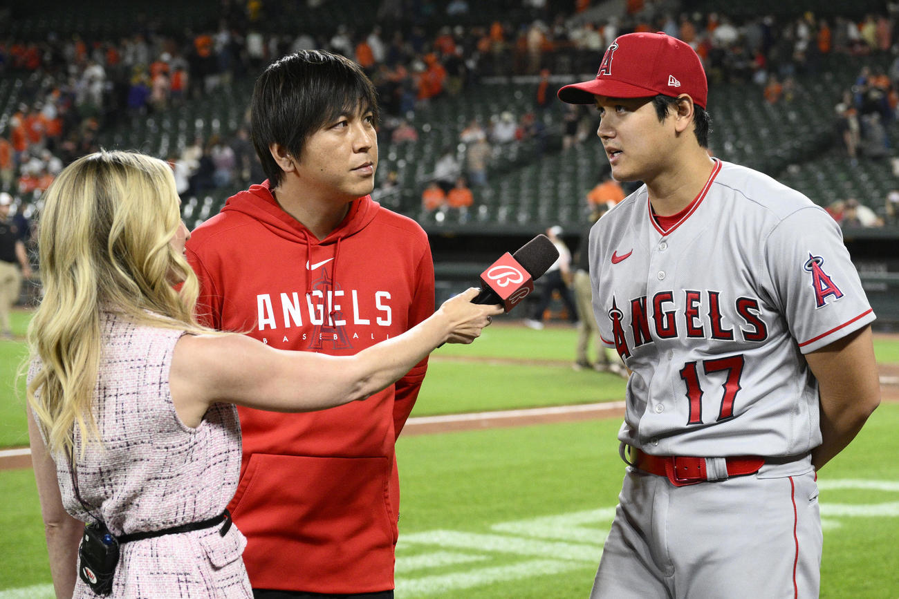試合後、インタビューを受ける大谷翔平。中央は水原通訳（AP）