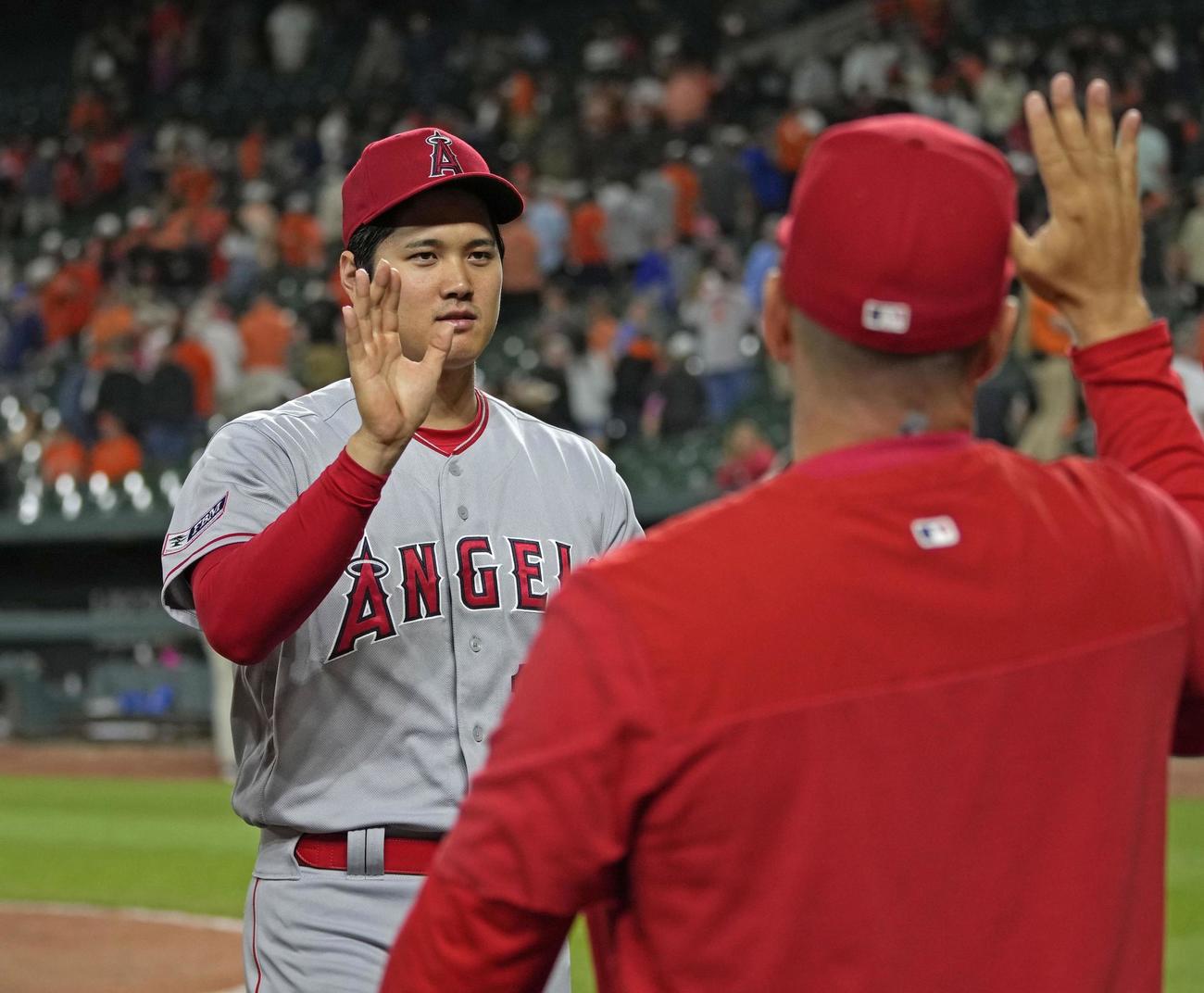 オリオールズに勝利し、タッチを交わすエンゼルス大谷（共同）