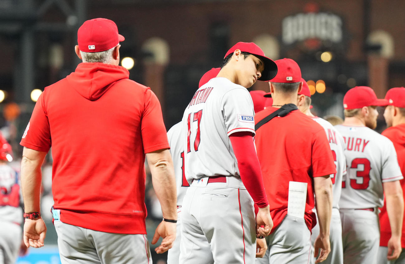 オリオールズの勝利し、ナインを迎えるエンゼルス大谷（中央）は、首を気にする。左はネビン監督（撮影・菅敏）