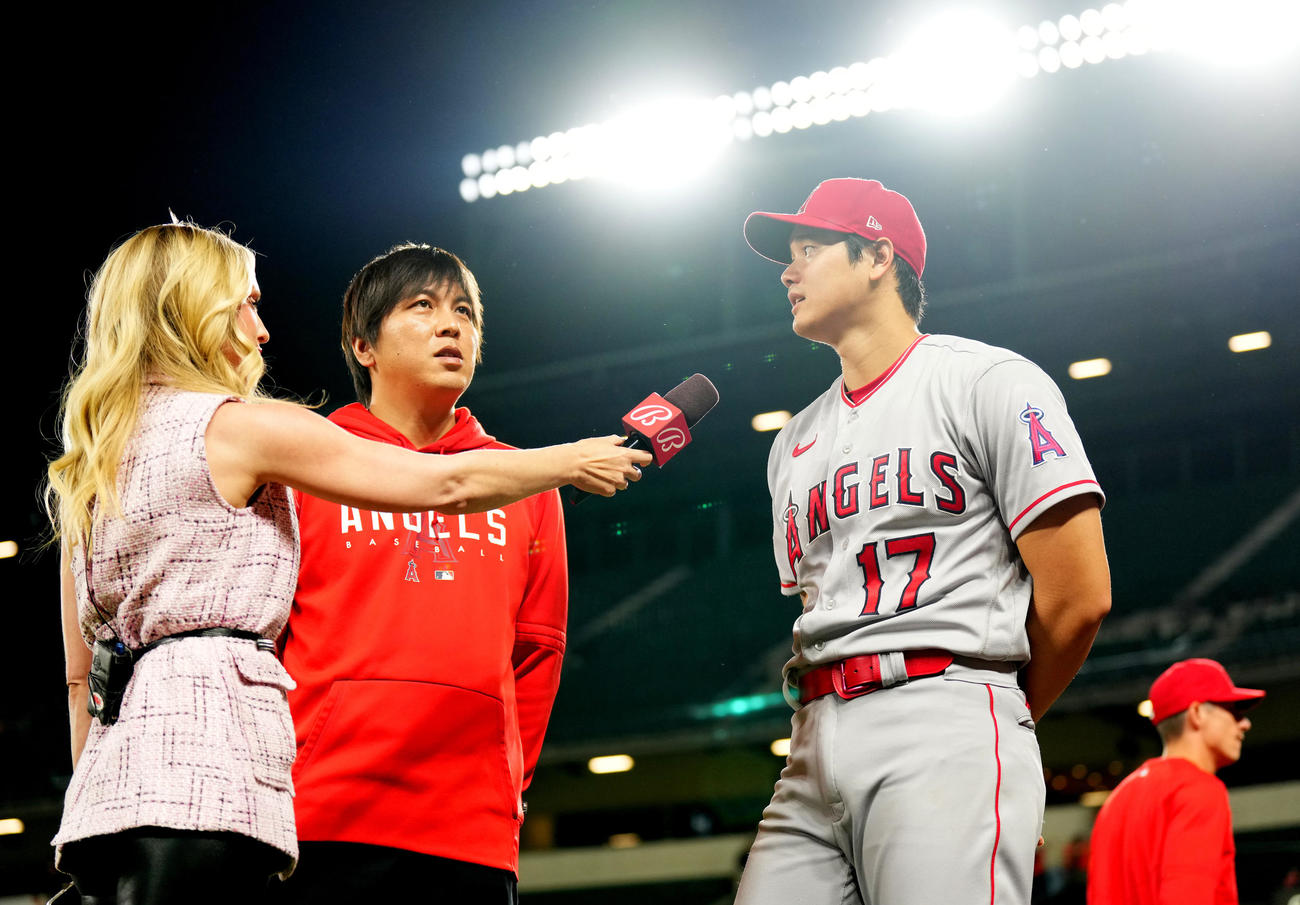 オリオールズ対エンゼルス　試合後、テレビ局のインタビューに応じる大谷（右）（撮影・菅敏）