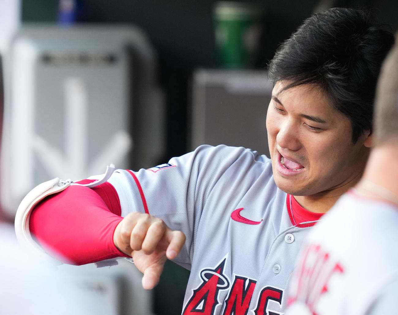 オリオールズ対エンゼルス　試合前、ベンチでナインと気合を入れるエンゼルス大谷（撮影・菅敏）