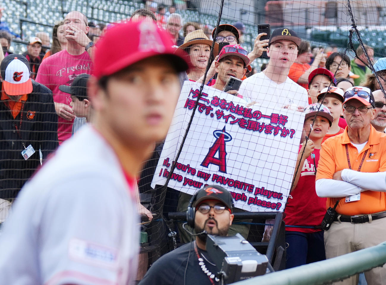 オリオールズ対エンゼルス　メッセージボードを手に大谷（手前）に視線を送るファン（撮影・菅敏）