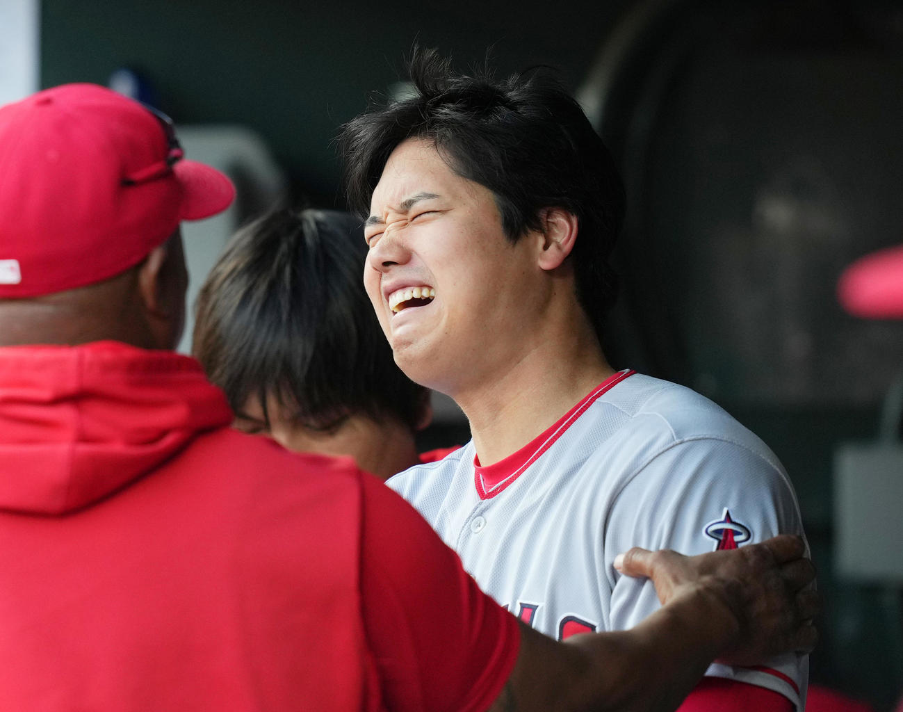 オリオールズ対エンゼルス　試合前、ベンチでコーチと笑顔で話す大谷（撮影・菅敏）