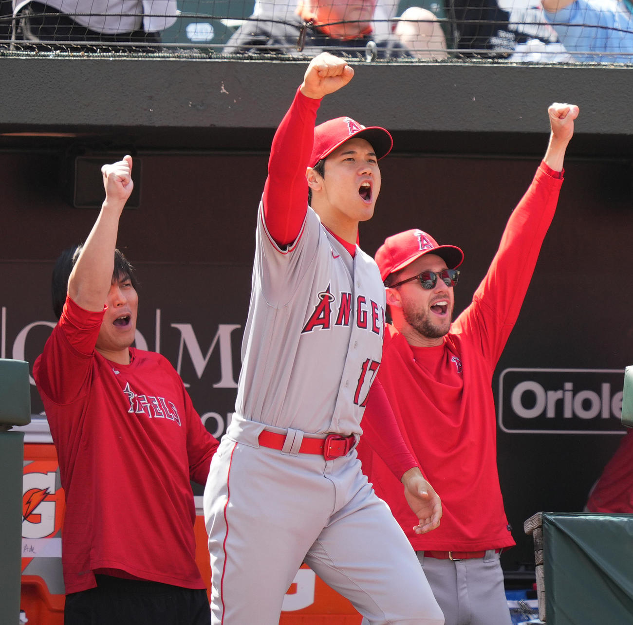 オリオールズ対エンゼルス　9回裏オリオールズ1死、右安打を放ち二塁を狙ったフレージャーがアウトとなり、ガッツポーズを見せる大谷（中央）（撮影・菅敏）