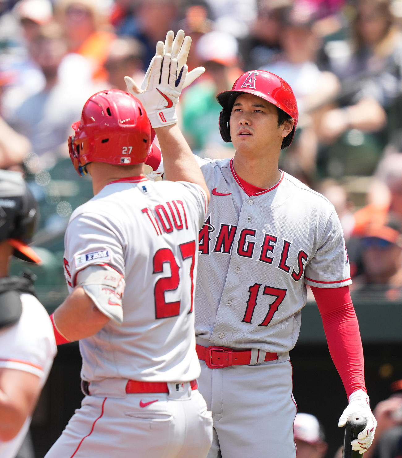 オリオールズ対エンゼルス　3回表エンゼルス1死一塁、2点本塁打を放ったトラウト（左）をタッチで迎える大谷（撮影・菅敏）