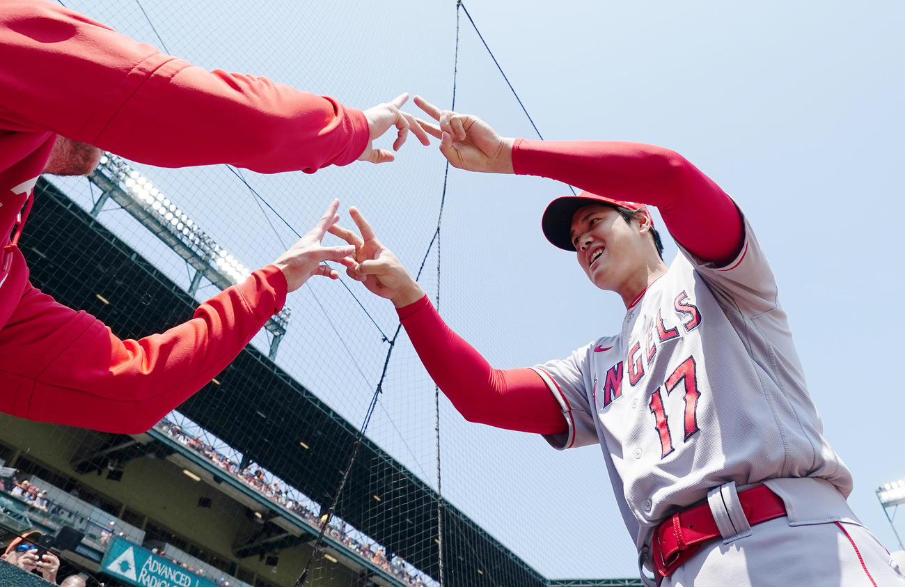 オリオールズ対エンゼルス　試合前、フィリップス（左）とポーズをとる大谷（撮影・菅敏）