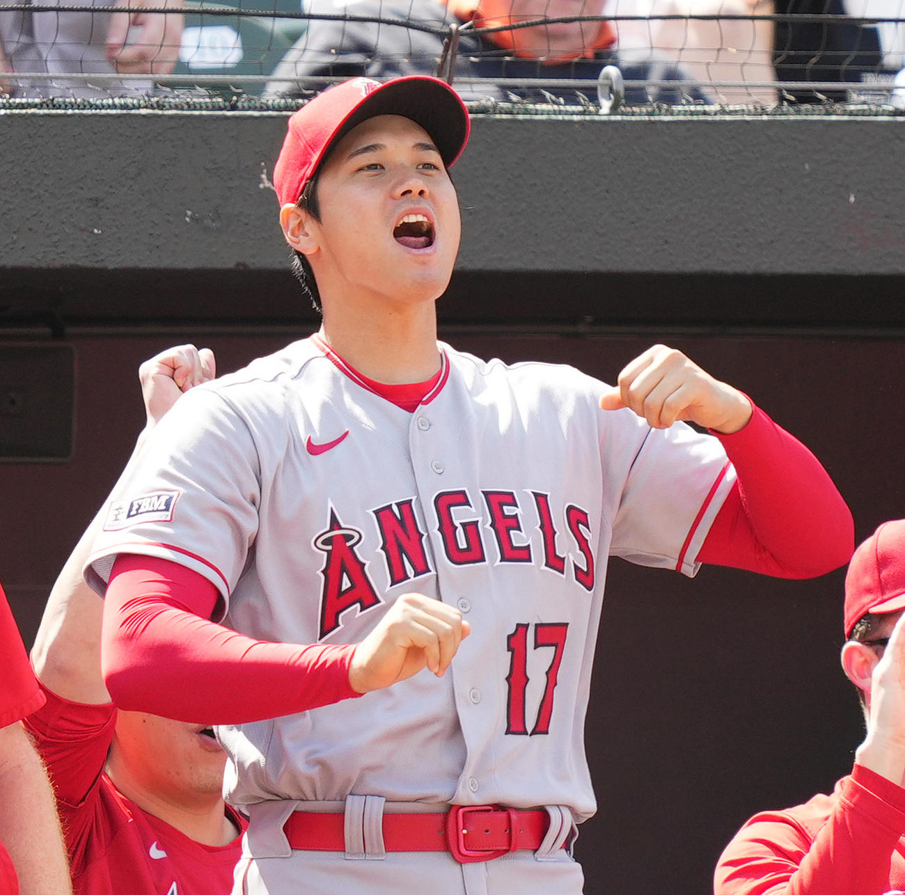 オリオールズ対エンゼルス　9回裏オリオールズ1死、右安打を放ち二塁を狙ったフレージャーがアウトとなり、ガッツポーズを見せる大谷（撮影・菅敏）