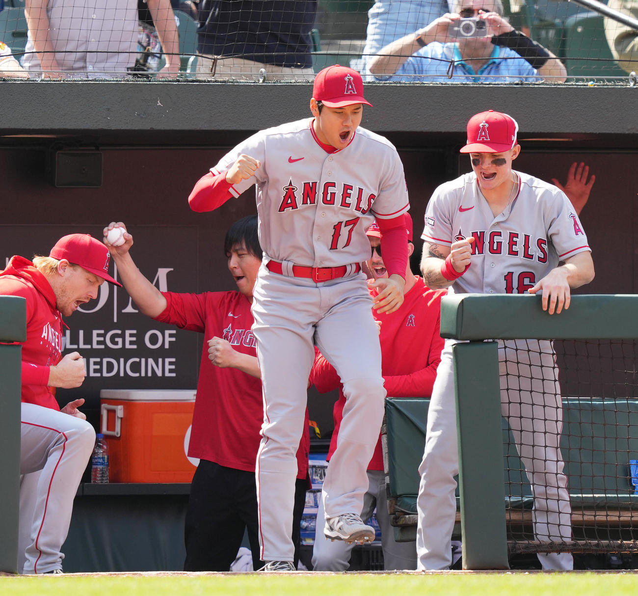 オリオールズに勝利し、ガッツポーズを見せるエンゼルス大谷（中央）（撮影・菅敏）