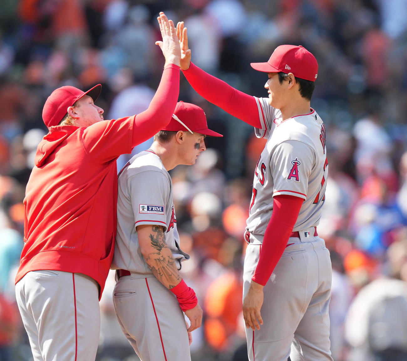 オリオールズに勝利し、ナインとタッチをするエンゼルス大谷（右）（撮影・菅敏）