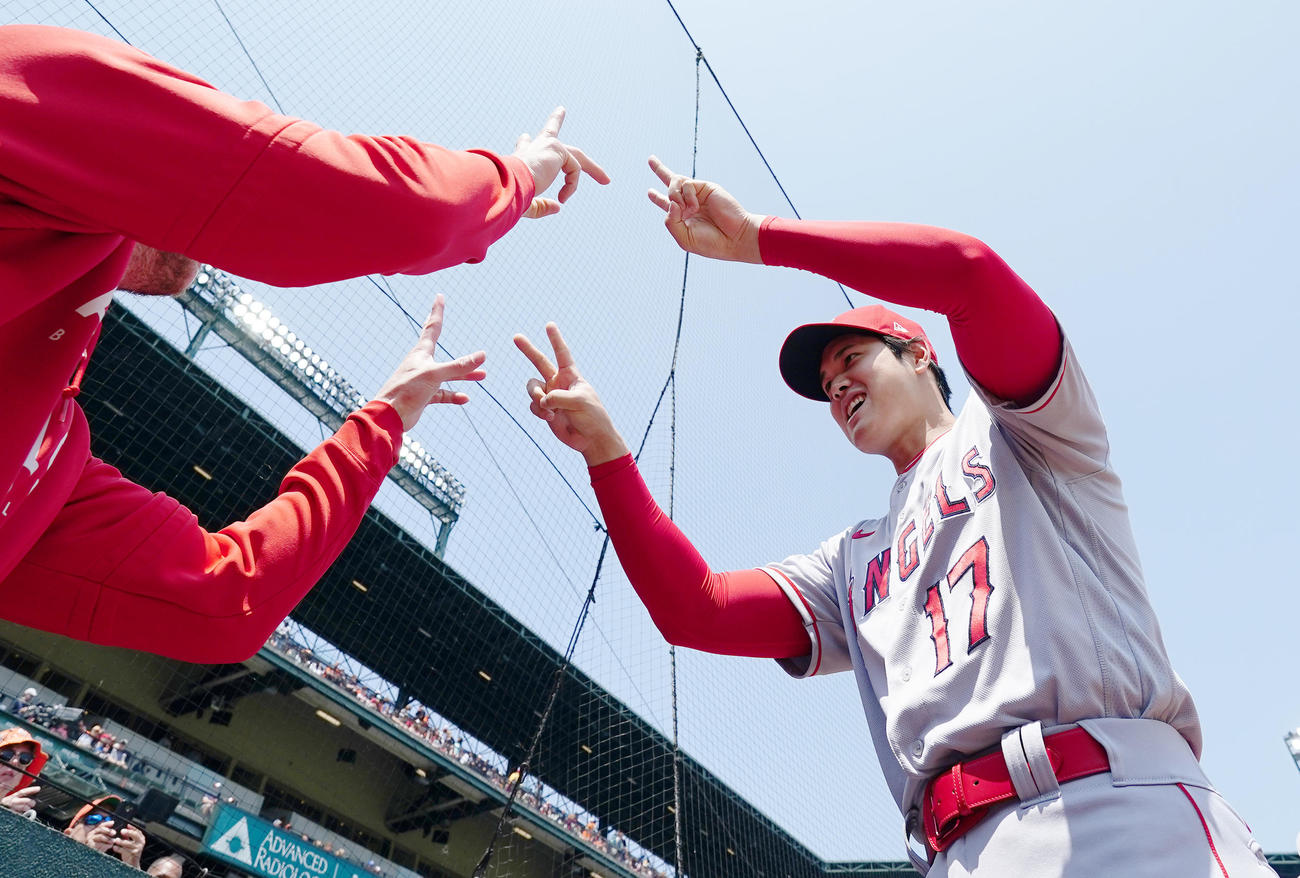 オリオールズ対エンゼルス　試合前、フィリップス（左）とポーズをとる大谷（撮影・菅敏）