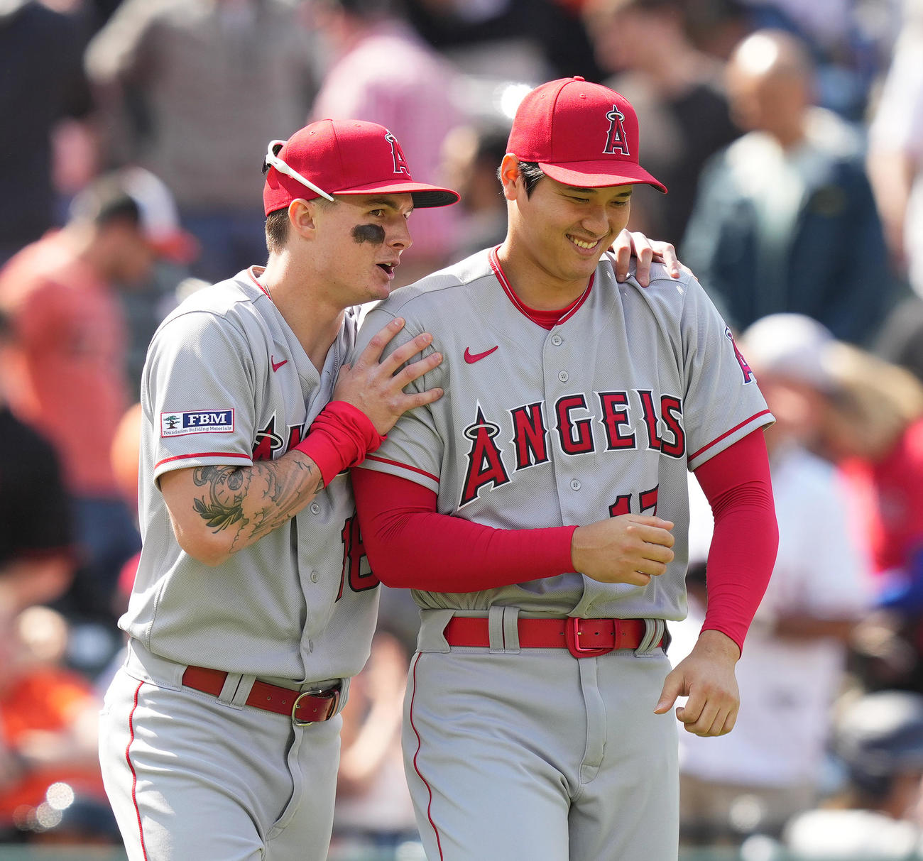 オリオールズに勝利し、モニアク（左）と話すエンゼルス大谷（撮影・菅敏）