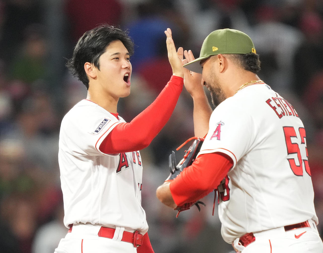 エンゼルス対ツインズ　ツインズに勝利し、エステベス（右）をタッチで迎える大谷（撮影・菅敏）