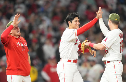 エンゼルス対ツインズ　ツインズに勝利し、ナインをタッチで迎える大谷（中央）（撮影・菅敏）