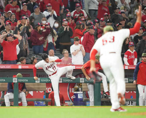 エンゼルス対ツインズ　ツインズに勝利し、フェンスを乗り越えフィールドに向かう大谷。手前は喜ぶエステベス（撮影・菅敏）