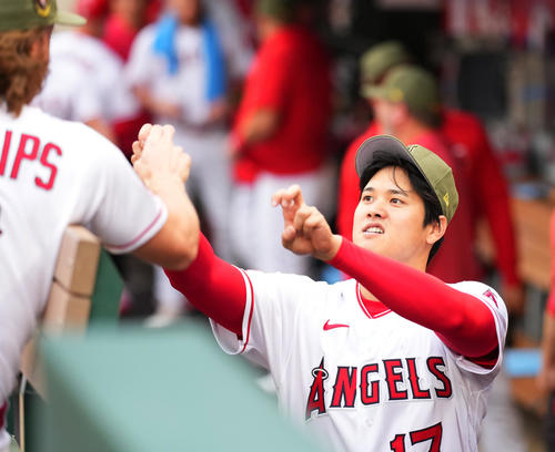 エンゼルス対ツインズ　試合前、ナインと気合を入れるエンゼルス大谷（撮影・菅敏）