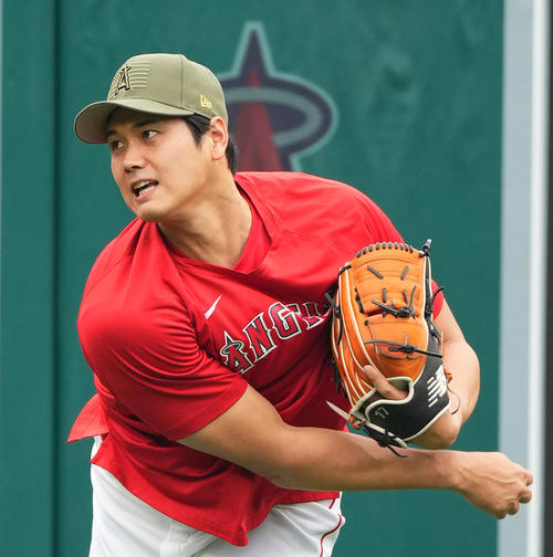 エンゼルス対ツインズ　試合前、軍関係者への敬意を表した帽子をかぶり、練習する大谷（撮影・菅敏）