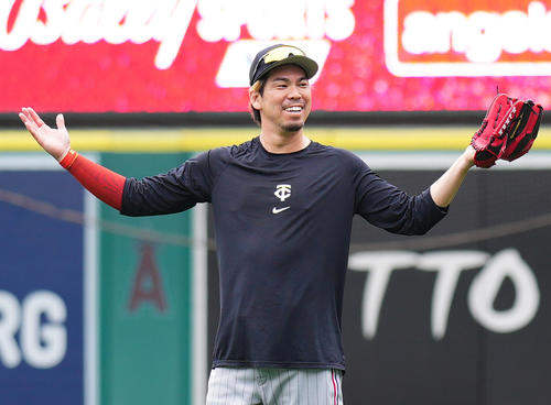 エンゼルス対ツインズ　試合前、笑顔で調整するツインズ前田（撮影・菅敏）
